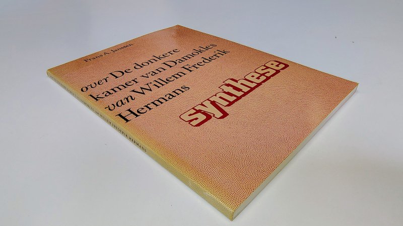 Tweedehands boek: Over De donkere kamer van Damokles van Willem Frederik Hermans van auteur Frans Anton Janssen - Paperback met verkleurde kaft en rug. Binnenwerk onbeschreven en netjes.