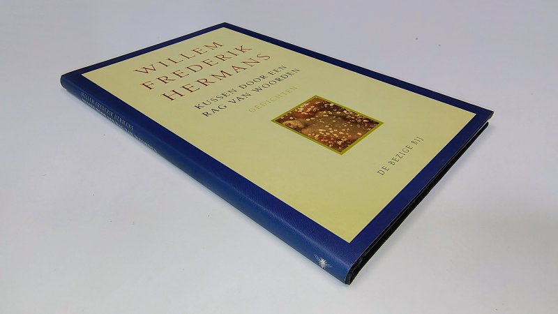 Tweedehands boek: Kussen door een rag van woorden van auteur Willem Frederik Hermans - Hardcover met stofomslag, oogt als nieuw. Ex-libris reliëf stempeltje voorin, verder onbeschreven en netjes.