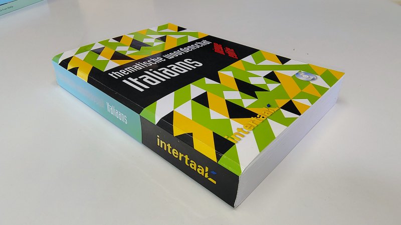 Tweedehands boek: Thematische woordenschat Italiaans van auteur Luciana Feinler-Rorriani - Paperback met rechte rug zonder leesvouwen. Lichte verkleuring rug. Minimale gebruikerssporen puntjes kaft. Binnenwerk netjes en onbeschreven.