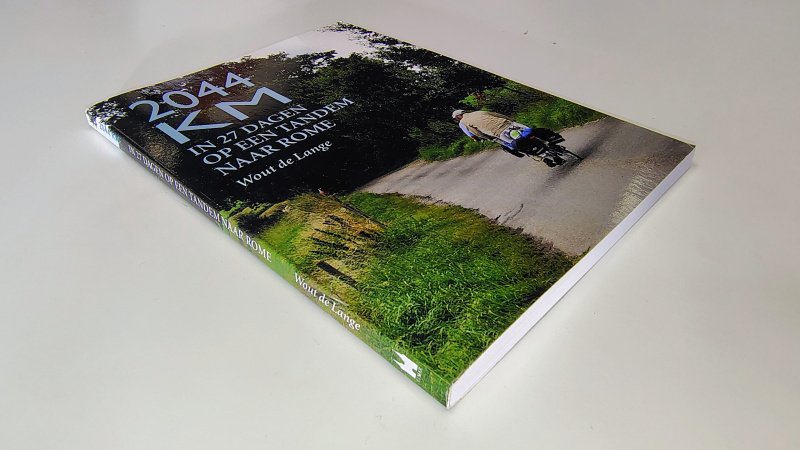 Tweedehands boek: 2044 km in 27 dagen op een tandem naar Rome van auteur Wout de Lange - Paperback, oogt als nieuw. Aantekening voorin, verder onbeschreven en netjes.