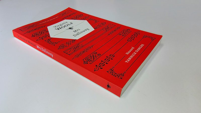 Tweedehands boek: Mrs. Dalloway van auteur Virginia Woolf - Paperback met rechte rug zonder leesvouwen. Lichte gebruikerssporen puntjes kaft. Binnenwerk onbeschreven en netjes.