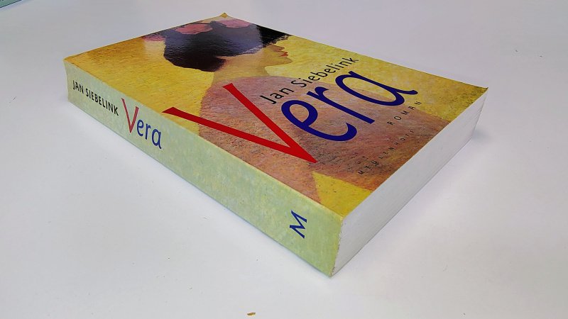 Tweedehands boek: Vera van auteur Jan Siebelink - Paperback met licht scheefgelezen ruggetje en lichte leesvouwen. Lichte gebruikerssporen puntjes kaft. Ex-libris reliëf stempeltje voorin, verder onbeschreven en netjes.