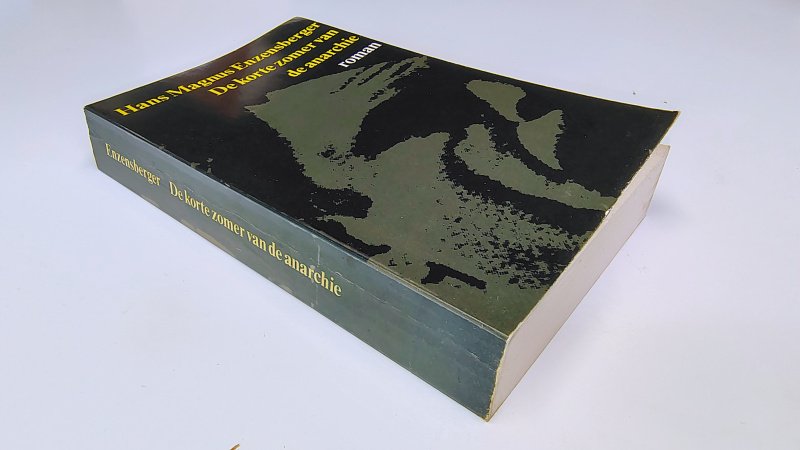 Tweedehands boek: De korte zomer van de anarchie van auteur Hans Magnus Enzensberger - Paperback met rechte rug en lichte leesvouwen. Lichte slijtage randen kaft. Achterkant kaft verkleurd. Binnenwerk onbeschreven en netjes.