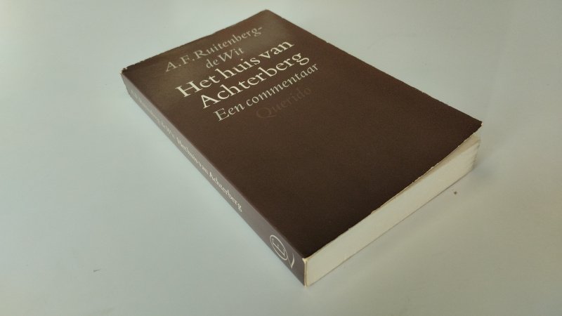 Tweedehands boek: Het huis van Achterberg van auteur A. F. Ruitenberg-De Wit - In goede staat. Nederlandstalige paperback. Kaft vertoont lichte gebruikssporen langs de randen. Datum geschreven en een Ex Librisstempel op schutblad. Rest van de pagina's zijn schoon, stevig en onbeschreven.