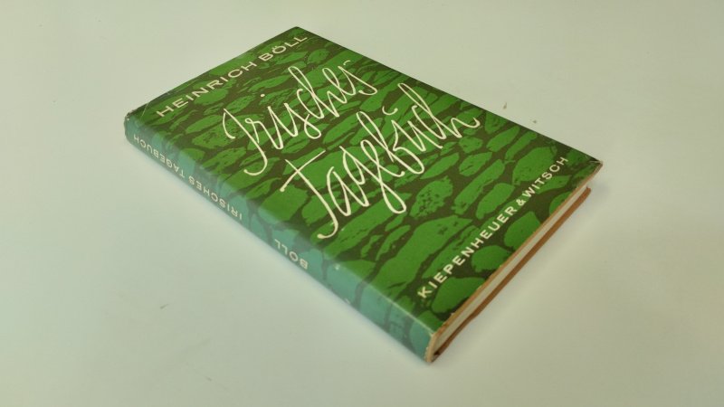 Tweedehands boek: Irisches Tagebuch van auteur Heinrich Boll - In goede staat. Duitstalige linnen hardcover met stofomslag. Kaft vertoont lichte gebruikssporen langs de randen. Pagina's zijn licht vergeeld door leeftijd maar schoon, stevig en onbeschreven.