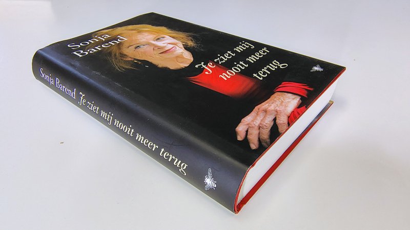 Tweedehands boek: Je ziet mij nooit meer terug van auteur Sonja Barend - Hardcover met stofomslag. Rug iets scheef. Minimale gebruikerssporen omslag. Voorin ex-libris reliëf stempeltje en krantenknipsel, verder onbeschreven en netjes.