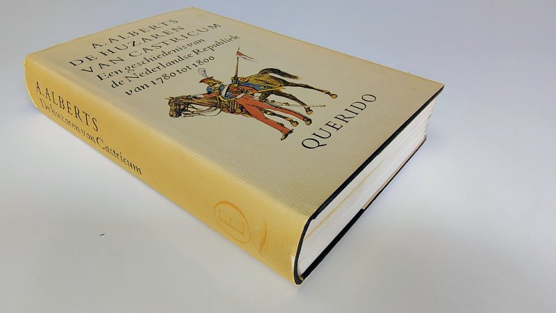 Tweedehands boek: De huzaren van Castricum. van auteur Albert Alberts - Hardcover met stofomslag. Omslag verkleurd langs de randen en de rug, met lichte slijtage langs de randen omslag. Snedes verkleurd en roestvlekken. Ex-libris reliëf stempeltje voorin, verder onbeschreven en netjes.