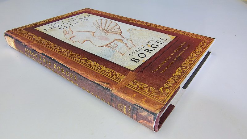 Tweedehands boek: The Book of Imaginary Beings van auteur Jorge Luis Borges - Engelstalige Hardcover met stofomslag. Lichte slijtage randen omslag. Ex-libris reliëf stempeltje voorin, verder onbeschreven en netjes.