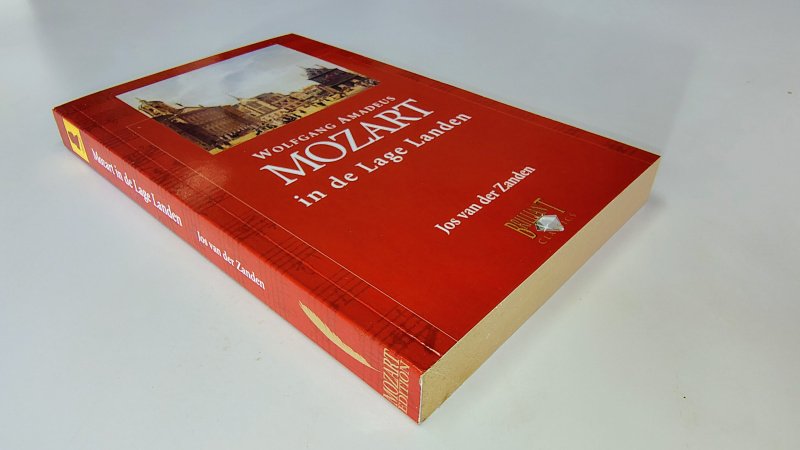 Tweedehands boek: Wolfgang Amadeus Mozart in de Lage Landen van auteur Jos van der Zanden - Paperback met rechte rug zonder leesvouwen. Roestvlekken schutblad en kleine vlek op laatste 2 blz. Verkleuring als in pocket, veder onbeschreven en netjes.