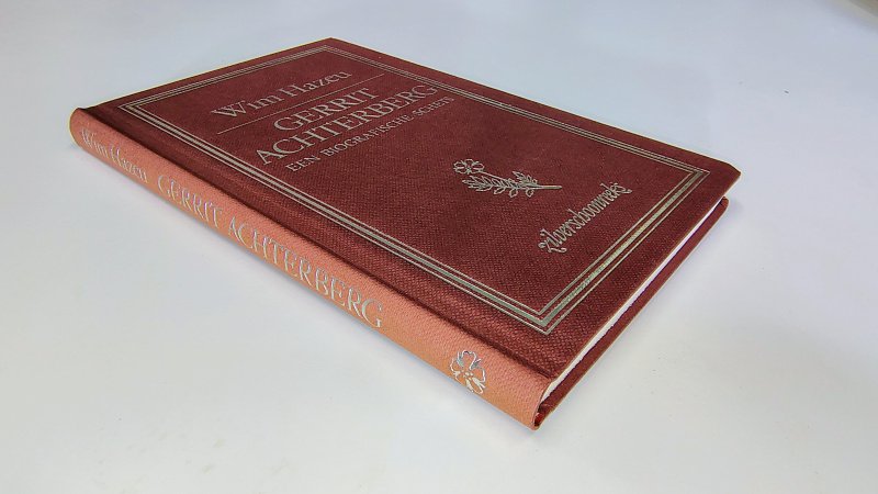 Tweedehands boek: Gerrit Achterberg een Biografische schets van auteur Wim Hazeu - Hardcover met zilveropdruk, bijna als nieuw. Onderste puntje voorzijde kaft lichte deuk. Verkleuring schutbladen verder onbeschreven en netjes.