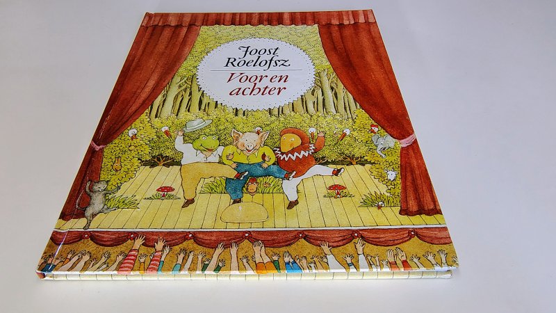 Tweedehands boek: Voor en Achter van auteur Joost Roelofsz - Hardcover met minimale gebruikerssporen punten kaft. Lichte verkleuring van de witte bladzijdes, verder onbeschreven en netjes.