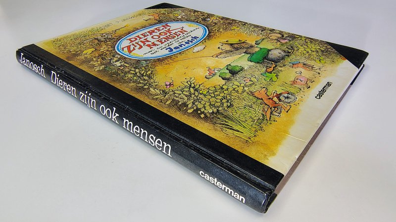 Tweedehands boek: Dieren zijn ook mensen van auteur Janosch - Horst Eckert - Hardcover met lichte slijtage puntjes kaft en lichte gebruikerssporen kaft. Lichte verkleuring schutbladen en een enkel roestvlekje langs de snedes. Binnenwerk verder onbeschreven en netjes.