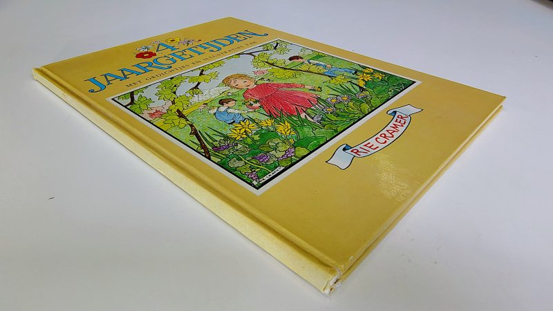 Tweedehands boek: 4 jaargetijden van auteur Rie Cramer - Hardcover met lichte slijtage randen rug en puntjes kaft. Binnenwerk onbeschreven, enkele lichte roestvlekjes en hele lichte verkleuring gebroken witte bladzijdes.