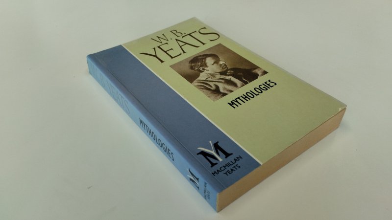 Tweedehands boek: Mythologies van auteur W.B. Yeats - In goede staat. Engelstalige paperback. Kaft vertoont lichte gebruikssporen; pagina's zijn schoon en netjes. Voorzien van een origineel stempel van de beroemde Parijse boekhandel Shakespeare and Company op het schutblad.