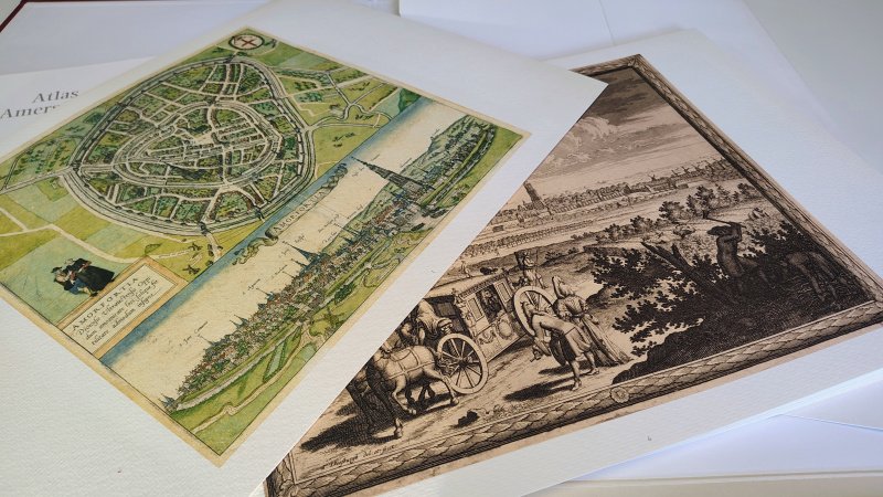 Tweedehands boek: Atlas van Amersfoort van auteur samengesteld B.G.J. Elias en F.J.W. van Kan - Portfolio met 32 losbladige reproducties, 260-grams Chagall papier. Formaat van 50 x 34 centimeter. Platen 7, 8, 18, 29 en 31 lichte roestvlekjes. Portfolio zelf lichte slijtage en verkleuring langs de rug, voorkant.