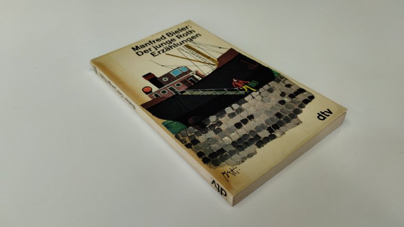 Tweedehands boek: Der Junge Roth Erzahlungen van auteur Manfred Bieler - In redelijke tot goede staat. Duitstalige paperback. Kaft en pagina's zijn netjes, met verkleuring door ouderdom. Plastic laag je kaft laat bij de achterkant kaft iets los