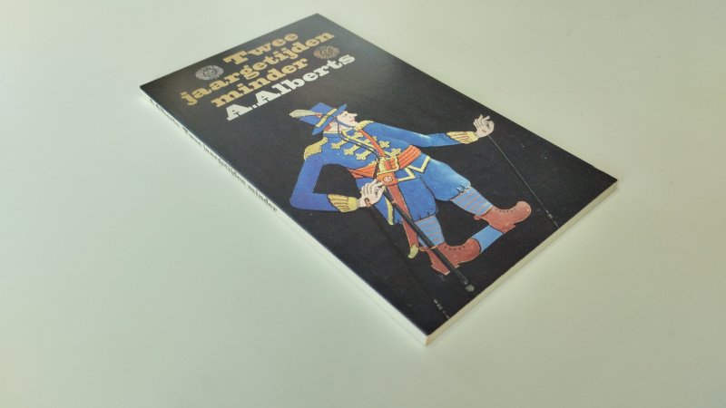 Tweedehands boek: Twee jaartgetijden minder van auteur A. Alberts - In goede staat. Nederlandstalige paperback. Kaft en pagina's zijn netjes met lichte gebruikssporen passend bij de leeftijd. Ex Libris relief stempel voorin.