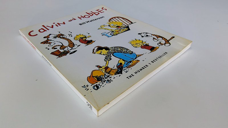 Tweedehands boek: Calvin and Hobbes van auteur Bill Watterson - Engelstalige Paperback met rechte rug zonder leesvouwen. Verkleuring kaft. Aantekening voorin en vlek op laatste 2 blz. Verder onbeschreven en netjes.