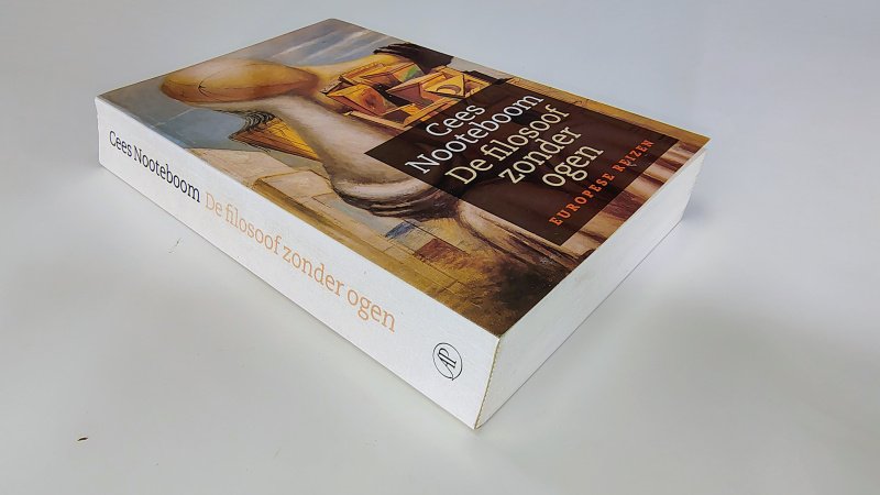 Tweedehands boek: De filosoof zonder ogen van auteur Cees Nooteboom - Paperback met scheefgelezen ruggetje en leesvouwen. Ex-libris reliëf stempeltje voorin, verder onbeschreven en netjes.