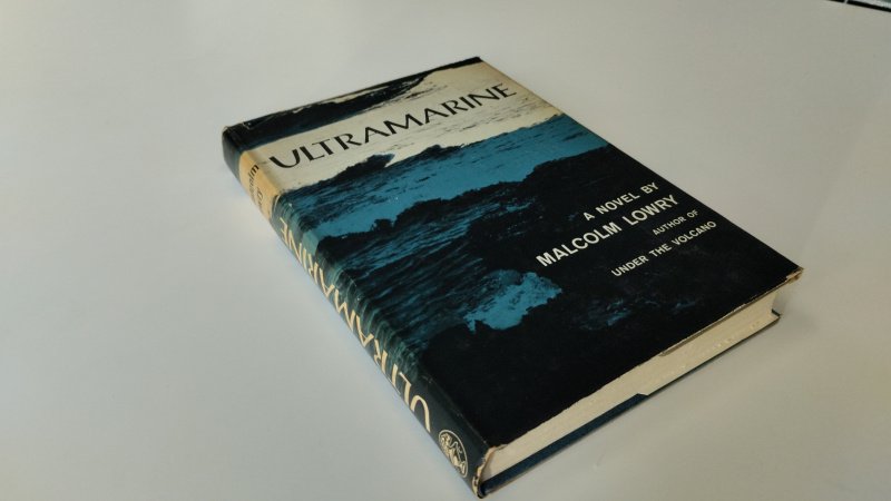 Tweedehands boek: Ultramarine van auteur Malcolm Lowry - In goede staat. Engelstalige hardcover met stofomslag. Stofomslag vertoont lichte slijtage langs de randen en hoeken. Band en pagina's zijn schoon en netjes, licht verkleurd door ouderdom. Ex Libris plakaat voorin.