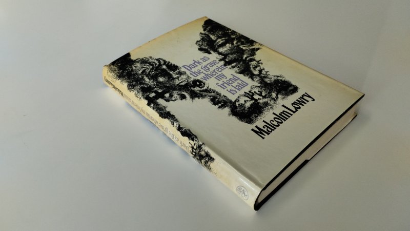 Tweedehands boek: Dark as the grave wherein my friend is laid van auteur Malcolm Lowry - In goede staat. Engelstalige hardcover met stofomslag. Stofomslag vertoont verkleuring en lichte slijtage langs de randen en hoeken passend bij de leeftijd. Band en pagina's zijn schoon en netjes.