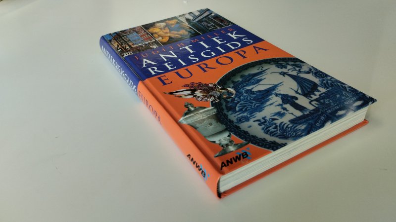 Tweedehands boek: Antiek reisgids europa van auteur Judtih Miller - In als nieuwe staat. Nederlandstalige hardcover. Band en pagina's verkeren in uitstekende staat. Rijk geïllustreerde uitgave met praktische adressen en achtergrondinformatie voor antiekliefhebbers.