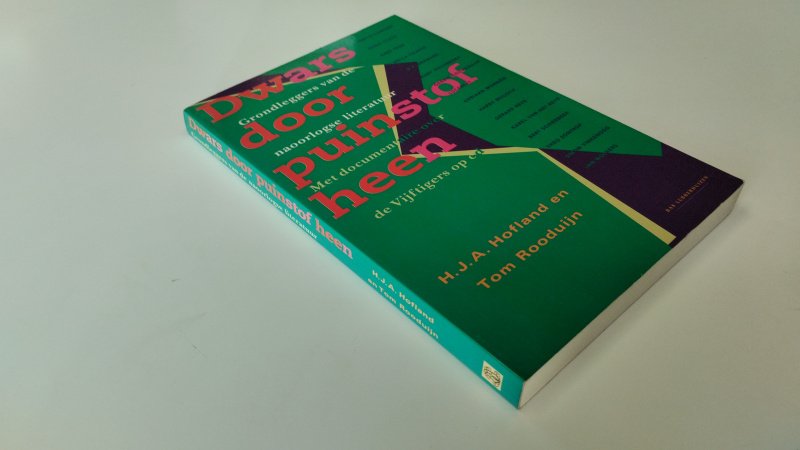 Tweedehands boek: Dwars door puinstof heen van auteur H.J.A. Hofland en Tom Rooduijn - In goede staat. Nederlandstalige paperback. Kaft en pagina's verkeren in nette staat. Geïllustreerde uitgave. Geen CD