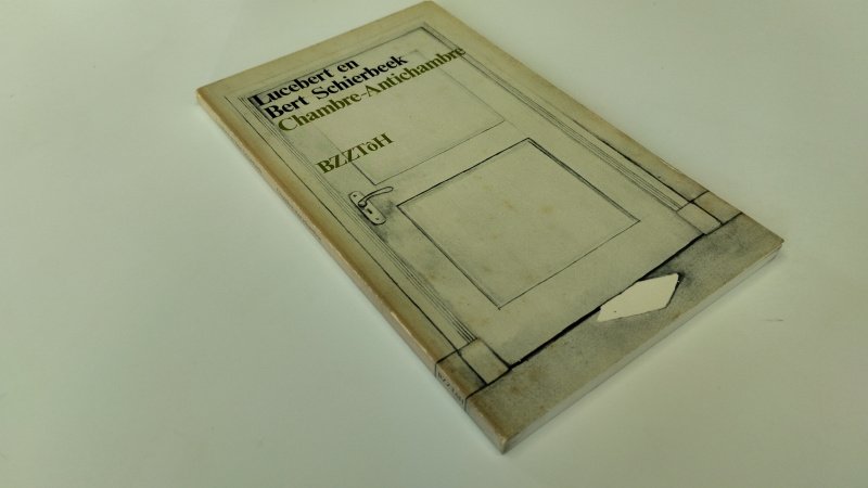 Tweedehands boek: Chambre-Antichambre van auteur Lucebert en Bert Schierbeek - In goede staat. Nederlandstalige paperback. Kaft licht verkleurd en met lichte gebruikssporen passend bij de leeftijd. Pagina's schoon en licht verkleurd door ouderdom. Boekblok stevig en compleet.