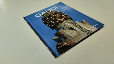 Boek met de titel: Antoni Gaudí