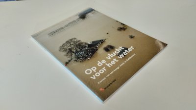 Boek met de titel: Op de vlucht voor het water