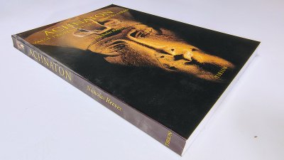 Boek met de titel: Achnaton, valse profeet en gewelddadig farao