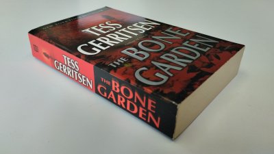 Boek met de titel: The bone garden