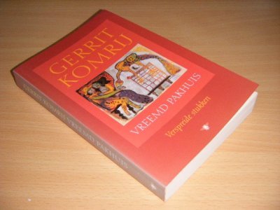 Tweedehands boek: Vreemd pakhuis, verspreide stukken van auteur Gerrit Komrij - Paperback, verkleurde rug, met leesvouw, in goede staat.