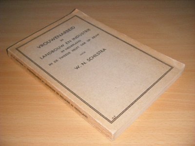 Tweedehands boek: Vrouwenarbeid in landbouw en industrie in Nederland in de tweede helft der 19e eeuw van auteur Wietsche Nelly Schilstra - Paperback, met leesvouwen, lichte gebruikssporen, in goede staat.