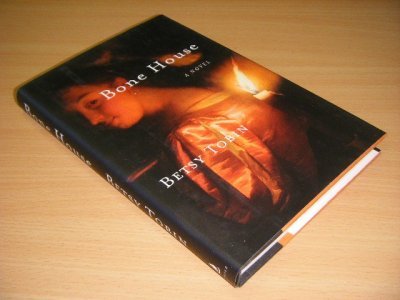 Tweedehands boek: Bone House van auteur Betsy Tobin - Hardcover with dustjacket, as new.