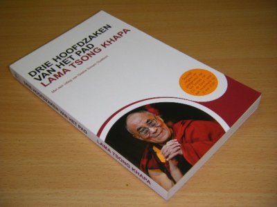 Tweedehands boek: Drie hoofdzaken van het pad van auteur Lama Tsong Khapa - Paperback, in zeer goede staat.