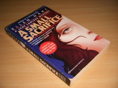 Tweedehands boek: A Small Sacrifice van auteur Hart, Ellen - Pocket, creases in spine, in good condition.