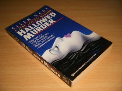 Tweedehands boek: Hallowed Murder van auteur Ellen Hart - Pocket, traces of use, in good condition.