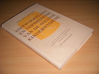Tweedehands boek: Ontwikkeling en vernieuwing van de sociale kinderhygiene van auteur Suze M.C. van Veen - Gebonden met stofomslag, lichte gebruikssporen, scheurtjes in stofomslag, in goede staat.