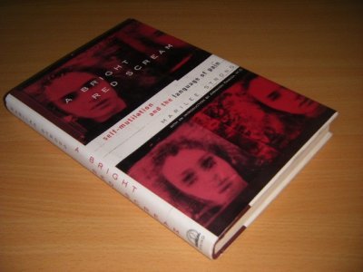 Tweedehands boek: A Bright Red Scream van auteur Marilee Strong - Hardcover with dustjacket, as new.