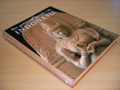 Tweedehands boek: Het goddelijk gezicht van Indonesie van auteur Jan Fontein, Roden Soekmono en Edi Sedyawati - Gebonden met stofomslag, licht verkleurde rug, in goede staat. Geillustreerd.