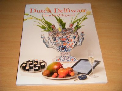 Tweedehands boek: Dutch Delftware. Timeless Elegance van auteur Robert D. Aronson; Eveline Brouwers - Prachtexemplaar. A4 formaat Paperback, in very good condition. With illustrations.
