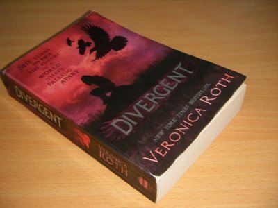 Tweedehands boek: Divergent van auteur Veronica Roth - Paperback, creases in spine, in decent condition.