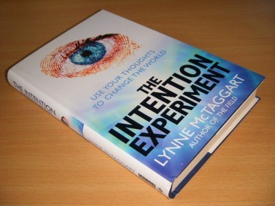 Tweedehands boek: Intention Experiment van auteur Lynne McTaggart - Hardcover with dustjacket, in excellent condition.
