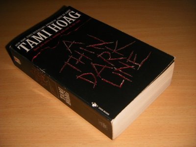 Boek met de titel: A Thin Dark Line