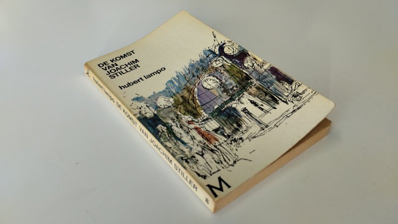 Tweedehands boek: De komst van Joachim stiller van auteur Hubert Lampo - In goede staat. Nederlandstalige paperback. Kaft licht verkleurd en met lichte gebruikssporen passend bij de leeftijd. Pagina's licht verkleurd door ouderdom. Boekblok stevig en compleet. Bovenkant rug kleine schade.