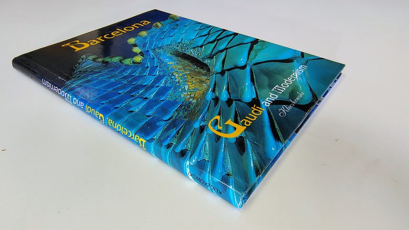 Tweedehands boek: Barcelona van auteur Lluis tolosa - Engelstalige hardcover met stofomslag, oogt als nieuw. Binnenin ex-libris reliëf stempeltje en lichte verkleuring witte bladzijdes.