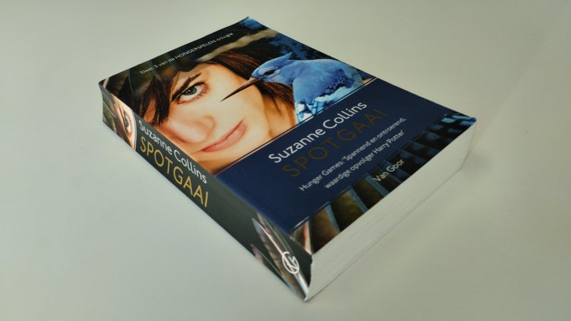 Tweedehands boek: Spotgaai van auteur Suzanne Collins - In redelijke tot goede staat. Nederlandse paperback. Met lichte gebruikerssporen. Scheve rug, pagina's netjes en onbeschreven.