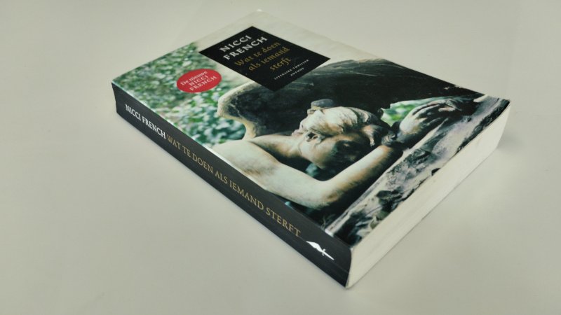 Tweedehands boek: Wat te doen als iemand sterft van auteur Nicci French - In goede staat. Nederlandstalige paperback met lichte gebruikssporen aan kaft. licht scheve rug, Pagina's netjes en onbeschreven.
