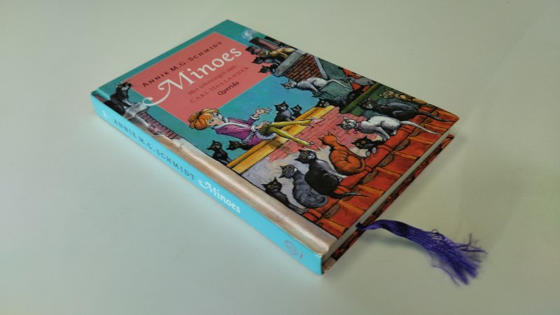 Tweedehands boek: Minoes van auteur Annie M.G. Schmidt - In goede tot zeer goede staat. Nederlandstalige hardcover. Pagina's netjes en onbeschreven.